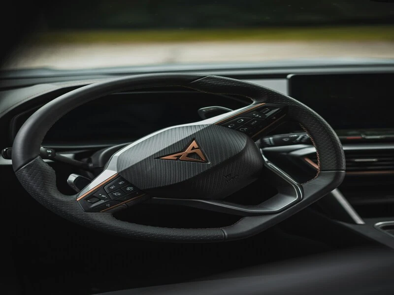 Volant sport gainé d'Alcantara avec commandes au pouce