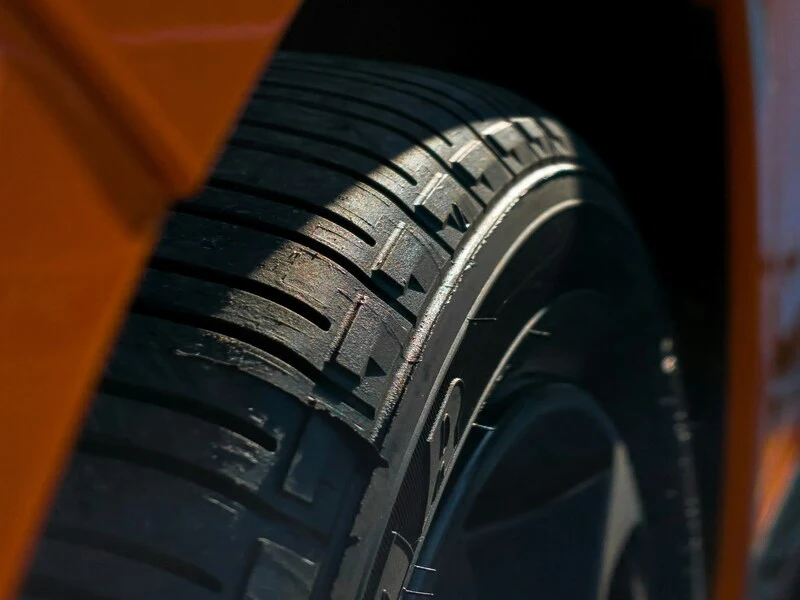 Pneus semi-slicks avec sculpture spécifique
